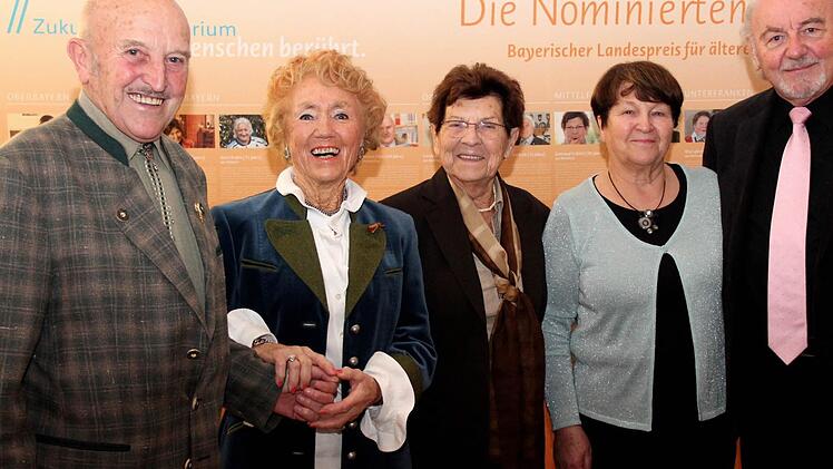 Alle fünf Nominierten aus dem Landkreis ERH vor der Siegerehrung (v.l.):  Hans Gaschbauer, Gertraud Stief, Gertraud Fröhlich sowie das  Ehepaar Emilie und Manfred Meier.  Emilie Meier gewann  schließlich einen von 14  Landespreisen.  Foto: Johanna Blum