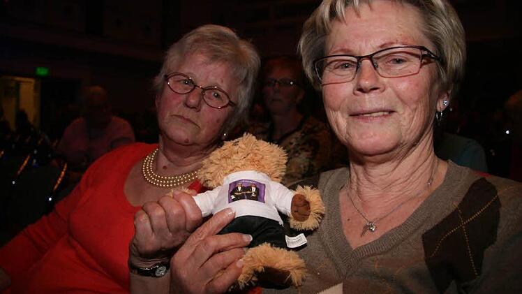 Gerda Waas und ihre Schester Rosita Popp sind von der Stimmung hellauf begeistert - natürlich nehmen sie ein Andenken an den gelungenen Abend mit: einen Amigos-Teddy für das Enkelkind
