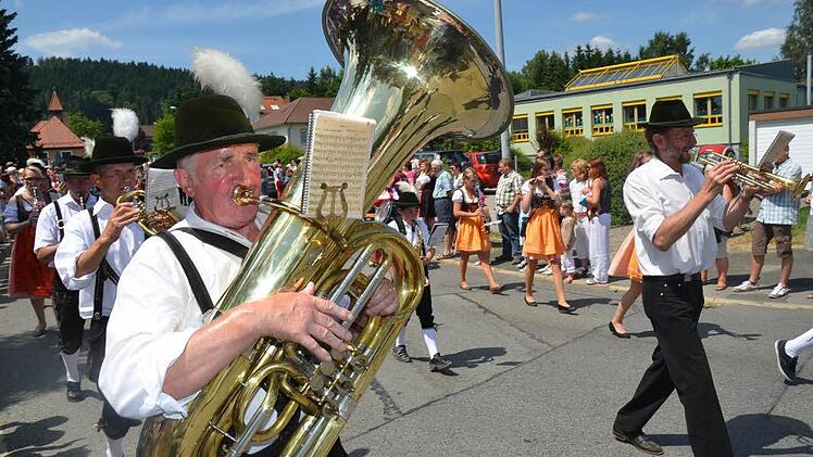 Mit Schweißperlen auf der Stirn zogen die Musikanten beim Kreismusikfest durch Pressig.