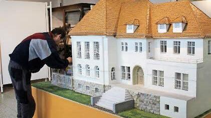 Eine Gruppe des Berufsförderungswerks baut am Modell des Museums, wie es vor 100 Jahren ausgesehen hat.
