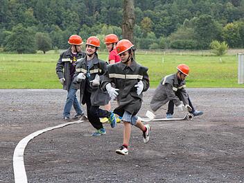 Konnten nicht genug bekommen: Die Jungen und Mädchen beim Ferienprogramm der Steinacher Feuerwehr. Fotos: FFW Steinach