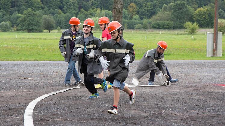 Konnten nicht genug bekommen: Die Jungen und Mädchen beim Ferienprogramm der Steinacher Feuerwehr. Fotos: FFW Steinach