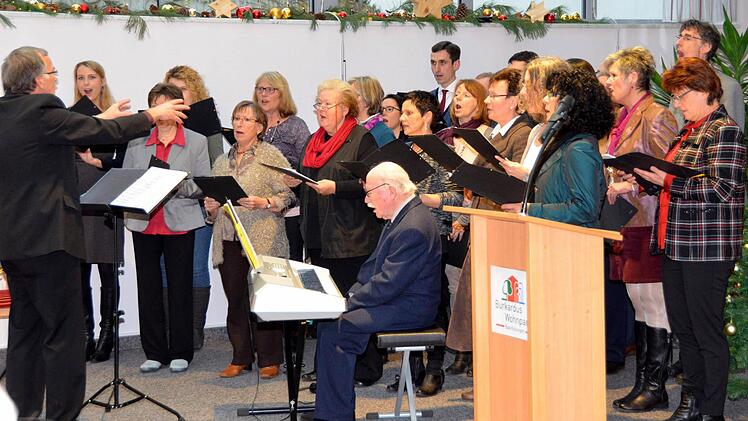 Der Regierungschor in Aktion, geleitet von Norbert Blum. Foto: Peter Rauch