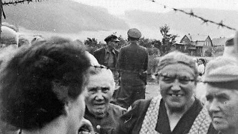 Einmaliger Vorgang: Wenige Tage nach dem Volksaufstand in der DDR am 17. Juni 1953 trafen sich unter Bewachung der DDR-Volkspolizisten an der Grenze die Heinersdorfer für ein mehrstündiges Gespräch mit den Welitschern. Repro Fleischmann