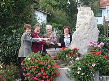 Am Siegerbrunnen, der 1965 errichtet wurde, spritzte während der Jubiläumsfeier wieder Wasser. Zweite Bürgermeisterin Elke Protzmann, Ingrid Pechthold, Renate Gretzbach und Heimatpflegerin Isolde Kalter freuen sich darüber. Foto: Michael Stelzner