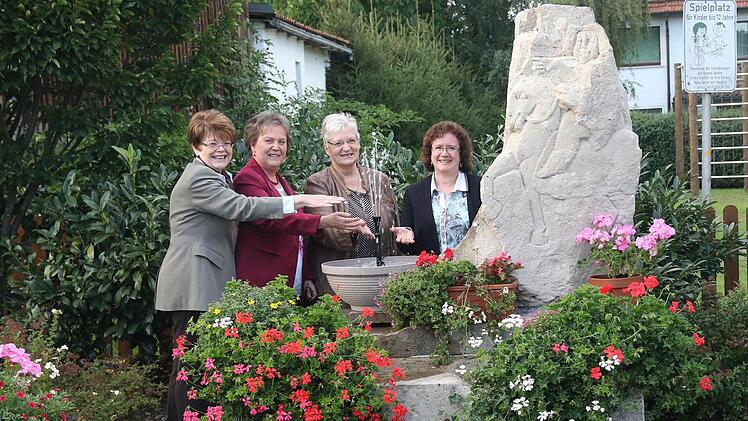Am Siegerbrunnen, der 1965 errichtet wurde, spritzte während der Jubiläumsfeier wieder Wasser. Zweite Bürgermeisterin Elke Protzmann, Ingrid Pechthold, Renate Gretzbach und Heimatpflegerin Isolde Kalter freuen sich darüber. Foto: Michael Stelzner