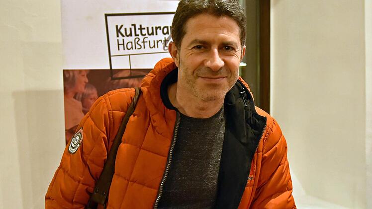 Die Zuschauer erlebten bei Rlf Millers neuem Programm "Alles andere ist primär" eine Sternstunde des sprachlich minimalistischen Kabaretts.