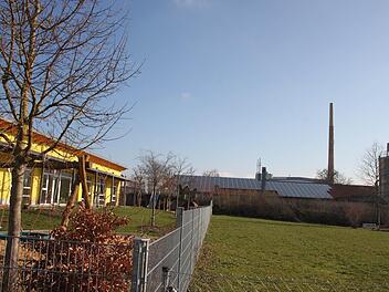 Das Montessori-Kinderhaus (links) wehrt sich gegen den Mobilfunkmast, der auf dem Grundstück der Schreinerei Stirnweiß (Haus mit Sonnenkollektoren) geplant ist. Foto: Ekkehard Roepert