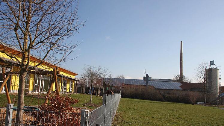 Das Montessori-Kinderhaus (links) wehrt sich gegen den Mobilfunkmast, der auf dem Grundstück der Schreinerei Stirnweiß (Haus mit Sonnenkollektoren) geplant ist. Foto: Ekkehard Roepert