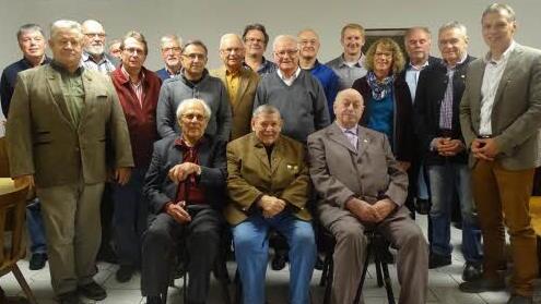 35 Mitglieder wurden in der Generalversammlung des FC Bad Br&uuml;ckenau geehrt: (von links stehend): Axel Dietrich, Volker Barthelmes, Winfried Bott, Harald Gensichen, Christian Rimey, Manfred H&uuml;fner, Hans-J&uuml;rgen Storch, Dieter Stock, Ralf Kessler, Karl R&uuml;ger, Imre Markovics, Peter Karl, Gerlinde Probeck, Georg Zeitz, Norbert Kern, Stefan Richter; sitzend: Willy Dernbach, Dr. Karl Oswald und Hermann Kastner. Foto: Wolfram Vorndran