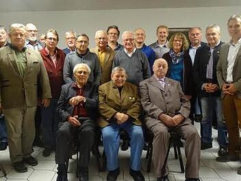35 Mitglieder wurden in der Generalversammlung des FC Bad Brückenau geehrt: (von links stehend): Axel Dietrich, Volker Barthelmes, Winfried Bott, Harald Gensichen, Christian Rimey, Manfred Hüfner, Hans-Jürgen Storch, Dieter Stock, Ralf Kessler, Karl Rüger, Imre Markovics, Peter Karl, Gerlinde Probeck, Georg Zeitz, Norbert Kern, Stefan Richter; sitzend: Willy Dernbach, Dr. Karl Oswald und Hermann Kastner. Foto: Wolfram Vorndran