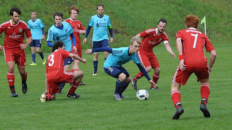 Viele Spieler, aber nur ein Tor. Gänzlich ohne Treffer blieb Westheims Torjäger Yanik Pragmann beim Gastspiel in Obererthal. Foto: ssp