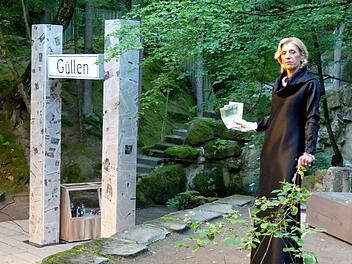 Die alte Dame (Christine Kammerer) kehrt in ihren Heimatort Güllen zurück. Foto: Dieter Hübner