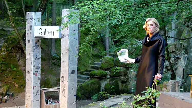 Die alte Dame (Christine Kammerer) kehrt in ihren Heimatort Güllen zurück. Foto: Dieter Hübner