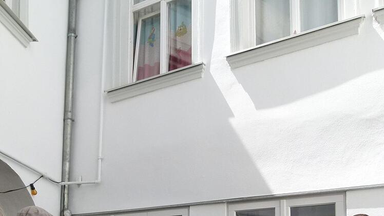 Architekt Franz Ullrich (im weißen Hemd) erläuterte Im Innenhof die durchgeführten Maßnahmen.