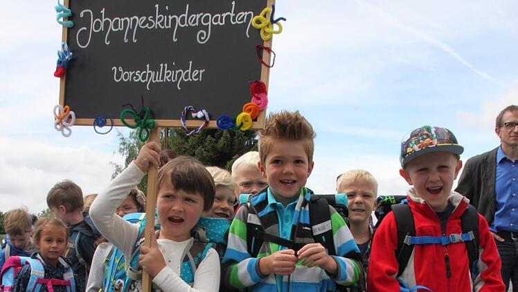 Stolz trägt Jana Warwel das Schild des Johanneskindergarten Burghaig. Zusammen mit Bastian Förtsch (vorne, Mitte) und Kilian Recker (vorne, rechts) nahm sie am Wiesenfest teil. Foto: Stephan Stöckel.