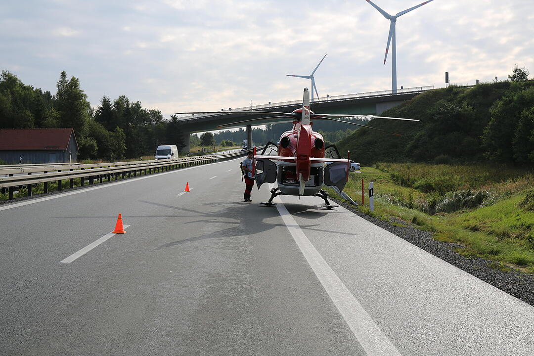 A72 im Kreis Hof: Auto überschlägt sich und landet im Graben