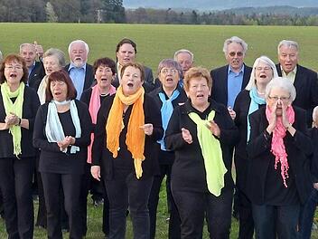 Die Chorgemeinschaft Heinersreuth-Ködnitz mit ihrer Leiterin Lisa Stenglein (rechts)  Foto: privat