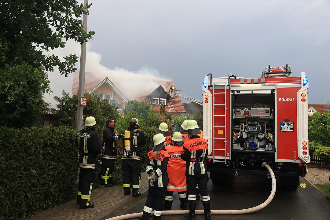 Blitzeinschlag: Dachstuhl geht nach Gewitter in Flammen auf