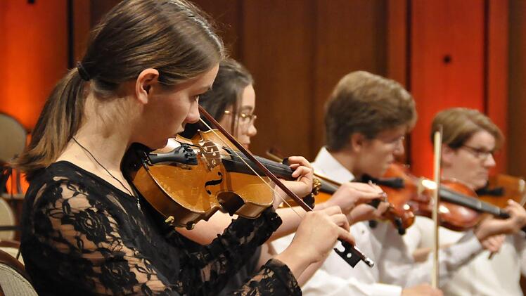 Das Streichorchester der Städtischen Musikschule Bad Kissingen unter der Leitung von Matthias Klink und von Barbara Moritz am Flügel begleitet. Peter Klopf