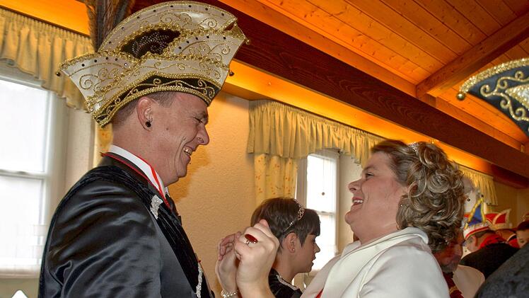 Lustig ging es beim Ordenstausch unter  den Prinzenpaaren zu.Susanne Deuerling