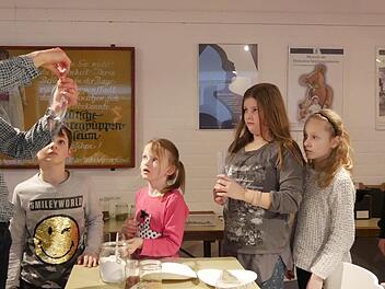 Kräuterexpertin Lydia Fuchs sagt und zeigt den Kindern alles, und Luca (von rechts) , Paulina, Lana, Fiona und Clemens passen wie ein Luchs auf. Foto: Manja von Nida