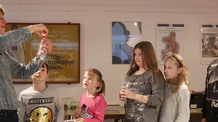 Kräuterexpertin Lydia Fuchs sagt und zeigt den Kindern alles, und Luca (von rechts) , Paulina, Lana, Fiona und Clemens passen wie ein Luchs auf. Foto: Manja von Nida