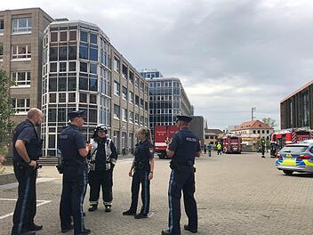 Am Freitagvormittag wurde ein beißender Geruch in Nürnberg festgestellt. Am Richard-Wagner-Platz wurde die Arbeitsagentur evakuiert. Foto: NEWS5 / Fricke