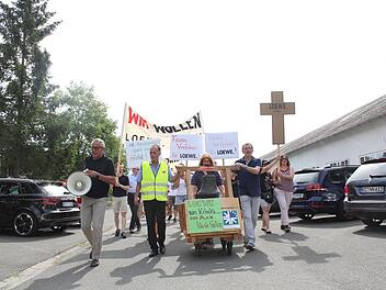 Ende Juni demonstrierten Loewe-Mitarbeiter noch für eine Zukunft ihres Arbeitgebers und ihrer Arbeitsplätze. Kommende Woche dürften die ersten ihre Kündigung erhalten. Mit im Bild: Jürgen Apfel (links, IG Metall), Betriebsseelsorger Eckhard J. Schneider (rechts ) und Betriebsratsvorsitzende Carmen Schmidt (Mitte).  Foto: Archiv/Anna-Lena Deuerling