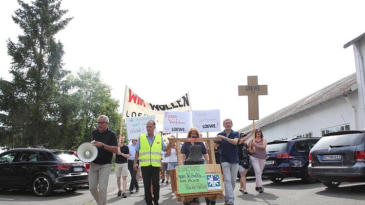 Ende Juni demonstrierten Loewe-Mitarbeiter noch für eine Zukunft ihres Arbeitgebers und ihrer Arbeitsplätze. Kommende Woche dürften die ersten ihre Kündigung erhalten. Mit im Bild: Jürgen Apfel (links, IG Metall), Betriebsseelsorger Eckhard J. Schneider (rechts ) und Betriebsratsvorsitzende Carmen Schmidt (Mitte).  Foto: Archiv/Anna-Lena Deuerling