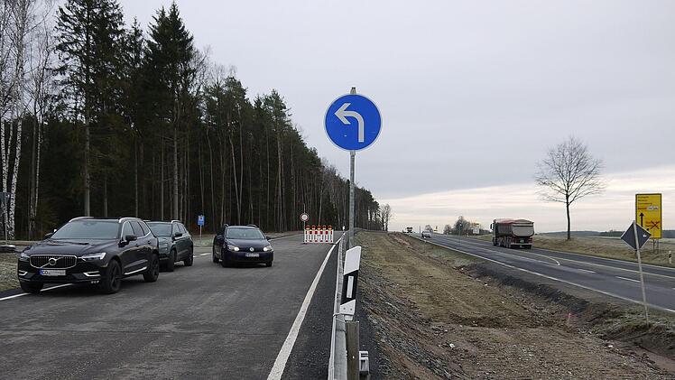 Auf der Gemeindeverbindungsstraße zwischen Thann und Mönchröden läuft der Verkehr bereits seit  ein paar Wochen.  - Foto: Berthold Köhler