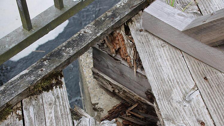 Die Schäden an der Brücke sind offenkundig. Foto: Ulrike Müller