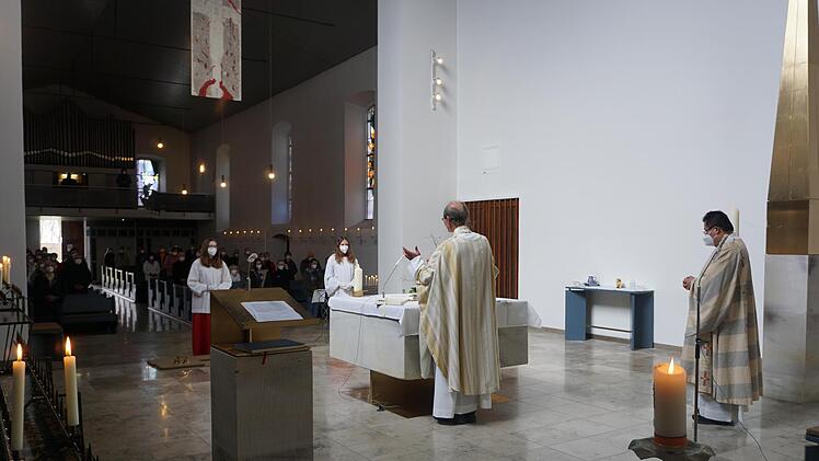 Gottesdienst Pfarrer Hans Thurn und Diakon Kim Sell zelebrierten den Gottesdienst zur  Eröffnung des Wallfahrtsjahres auf dem Maria Ehrenberg. Das 500.  Jubiläum wird in diesem Jahr gefeiert. Foto: Marion Eckert