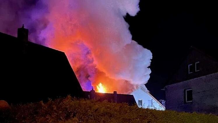 Fecht: Dachstuhlbrand löst Feuerweinsatz aus - Mehr als 60 Einsatzkräfte beteiligt