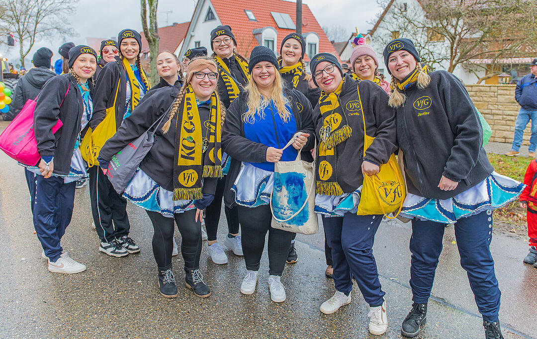 Buntes Faschingstreiben begeistert groß und klein.
