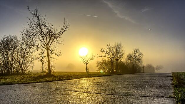 Wetter, Feldweg mit aufgehender Sonne
