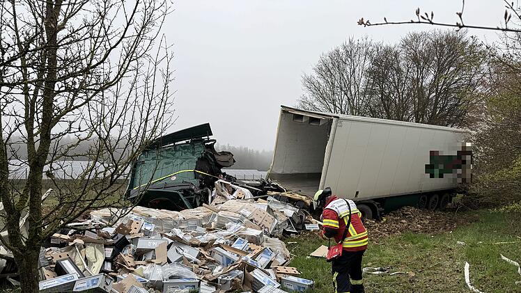 A6: Lkw-Fahrer erleidet medizinischen Notfall - Gefahrenstoffe m&ouml;glicherweise ausgelaufen