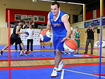 Zwischen Slalomstangen im Parcours mit zwei B&auml;llen dribbeln, das war in Strullendorf auch f&uuml;r den etablierten Bundesligaspieler Karsten Tadda eine Herausforderung. Foto: sportpress