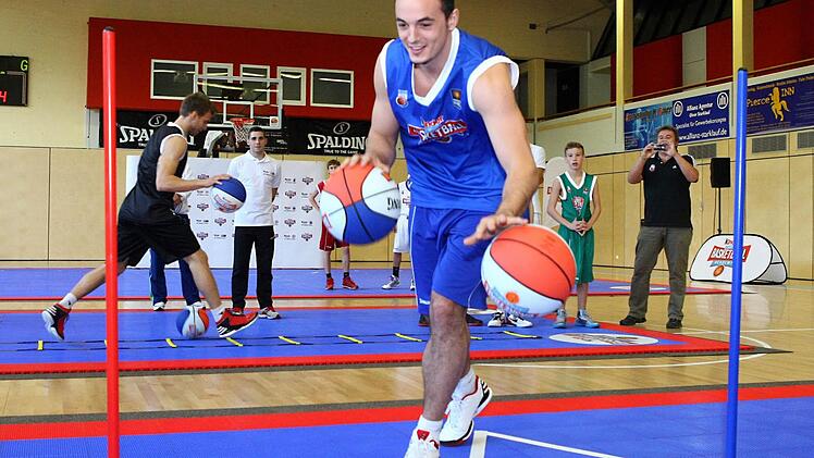 Zwischen Slalomstangen im Parcours mit zwei B&auml;llen dribbeln, das war in Strullendorf auch f&uuml;r den etablierten Bundesligaspieler Karsten Tadda eine Herausforderung. Foto: sportpress