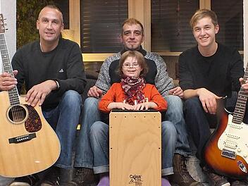 Vorbereiten auf das Benefizkonzert (von links): Willi Kirchner, Frank Wehner und Philipp Kirchner mit Gloria Schneider am Cájon (vorn).  Foto: Hein