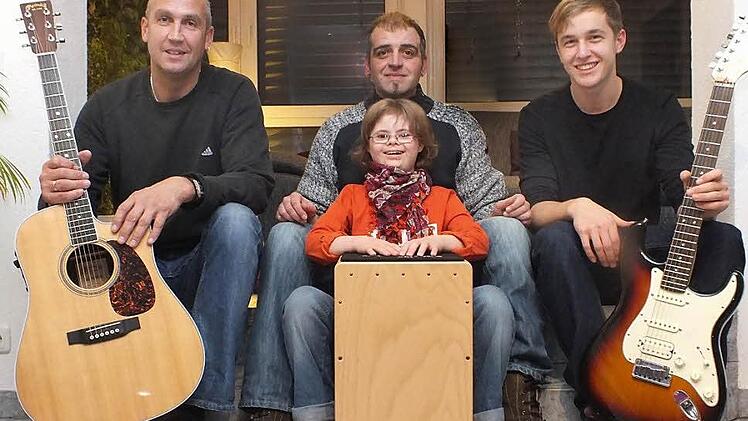 Vorbereiten auf das Benefizkonzert (von links): Willi Kirchner, Frank Wehner und Philipp Kirchner mit Gloria Schneider am Cájon (vorn).  Foto: Hein