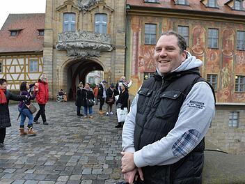 Wenn Touristen in Bamberg filmen, ist das nicht seine Baustelle. Für die großen Filmproduktionen ist Alexander Schimkus allerdings schon zuständig. Er bereitet die Drehorte vor und schaut, dass alles in einem erträglichen Rahmen abläuft.  Foto: Ronald Rinklef