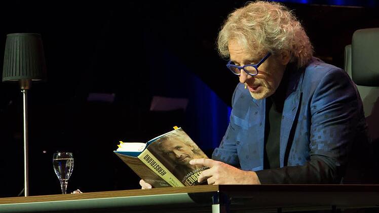 Thomas Gottschalk liest manchen Schwank aus seiner Jugendzeit. Foto: Barbara Herbst
