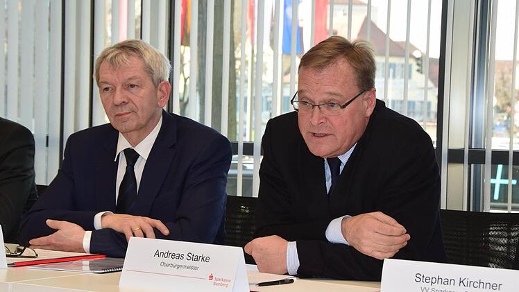 OB Starke, amtierender Vorsitzender des Verwaltungsrats der Sparkasse, lobte die Fassadenentwürfe. Foto: Ronald Rinklef