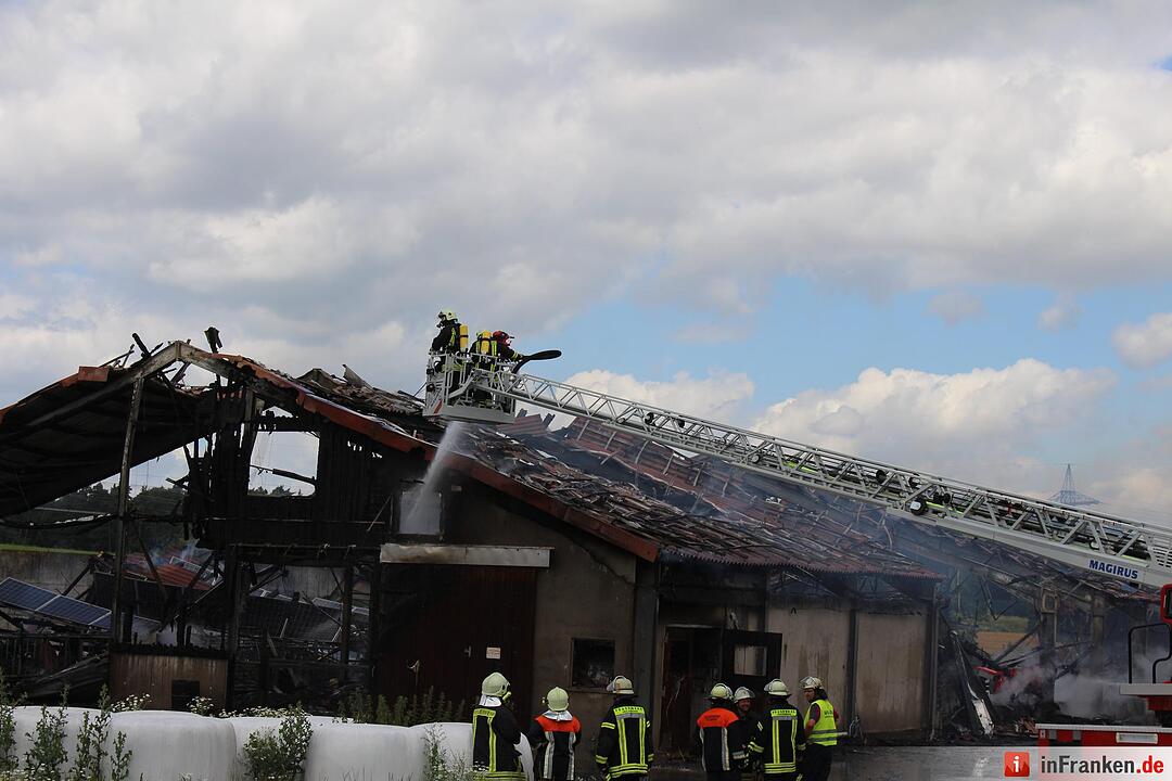 Landwirtschaftliches Anwesen in Vollbrand - 150 bis 200 Kuehe qualvoll verendet