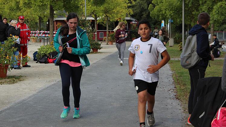 Laufen im Park - und &uuml;ber 230 Sch&uuml;ler und Lehrer machten mit. Foto: Manja von Nida