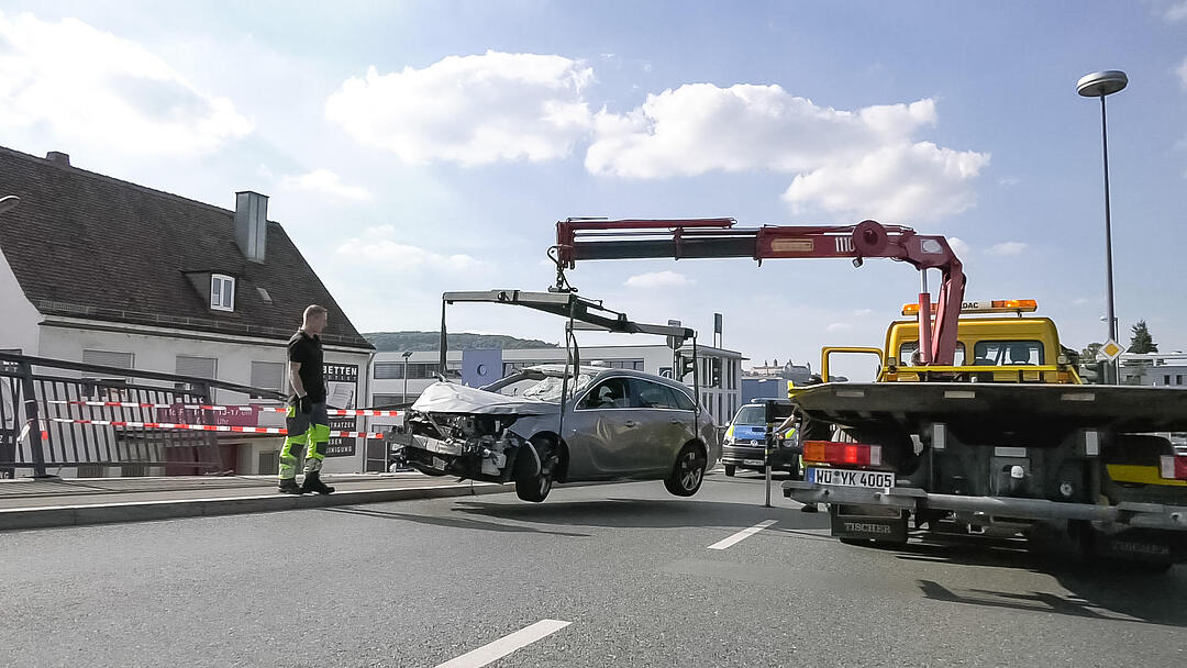 Würzburg: Auto droht nach Unfall von Brücke zu stürzen