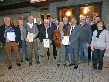 15 verdiente Heimat- und Wanderfreude ehrte die Ortsgruppe Stadtsteinach des Frankenwaldvereins. Unser Bild zeigt (von links) Klaus Göldel, Karlheinz Konopka, Konrad Grimmler, Sepp Madl, Siegfried Porzelt, Bürgermeister Roland Wolfrum, Stefan Reuther, Rudolf Graß, Manfred Schomberg, Obmann Landrat Klaus Peter Söllner, Georg Hempfling, Klaus Geier, Alwin Geyer und Renate Günther.  Foto: Klaus-Peter Wulf