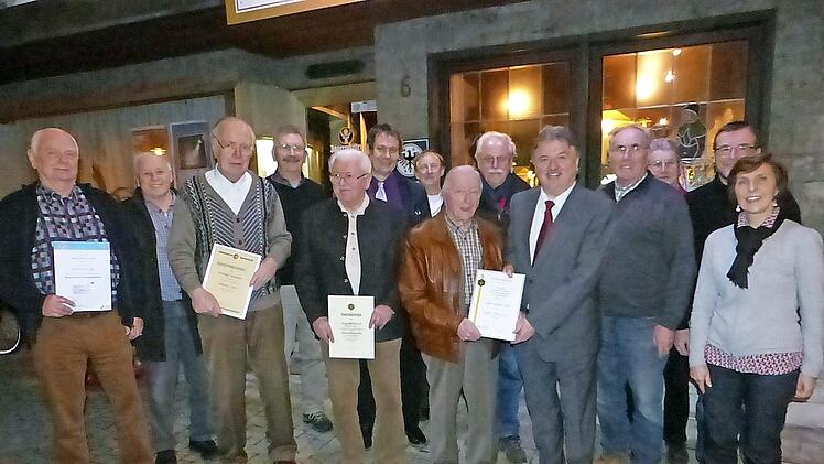 15 verdiente Heimat- und Wanderfreude ehrte die Ortsgruppe Stadtsteinach des Frankenwaldvereins. Unser Bild zeigt (von links) Klaus Göldel, Karlheinz Konopka, Konrad Grimmler, Sepp Madl, Siegfried Porzelt, Bürgermeister Roland Wolfrum, Stefan Reuther, Rudolf Graß, Manfred Schomberg, Obmann Landrat Klaus Peter Söllner, Georg Hempfling, Klaus Geier, Alwin Geyer und Renate Günther.  Foto: Klaus-Peter Wulf