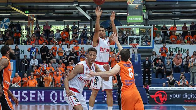 Maodo Lo (hier beim Wurf) war im Wei&szlig;enfelser Wolfsbau einer der Garanten f&uuml;r den Bamberger Sieg. Foto: Kuch